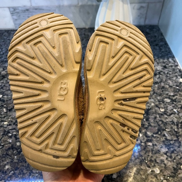 Girls Ugg Boots with multicolor stitching - Picture 4 of 9